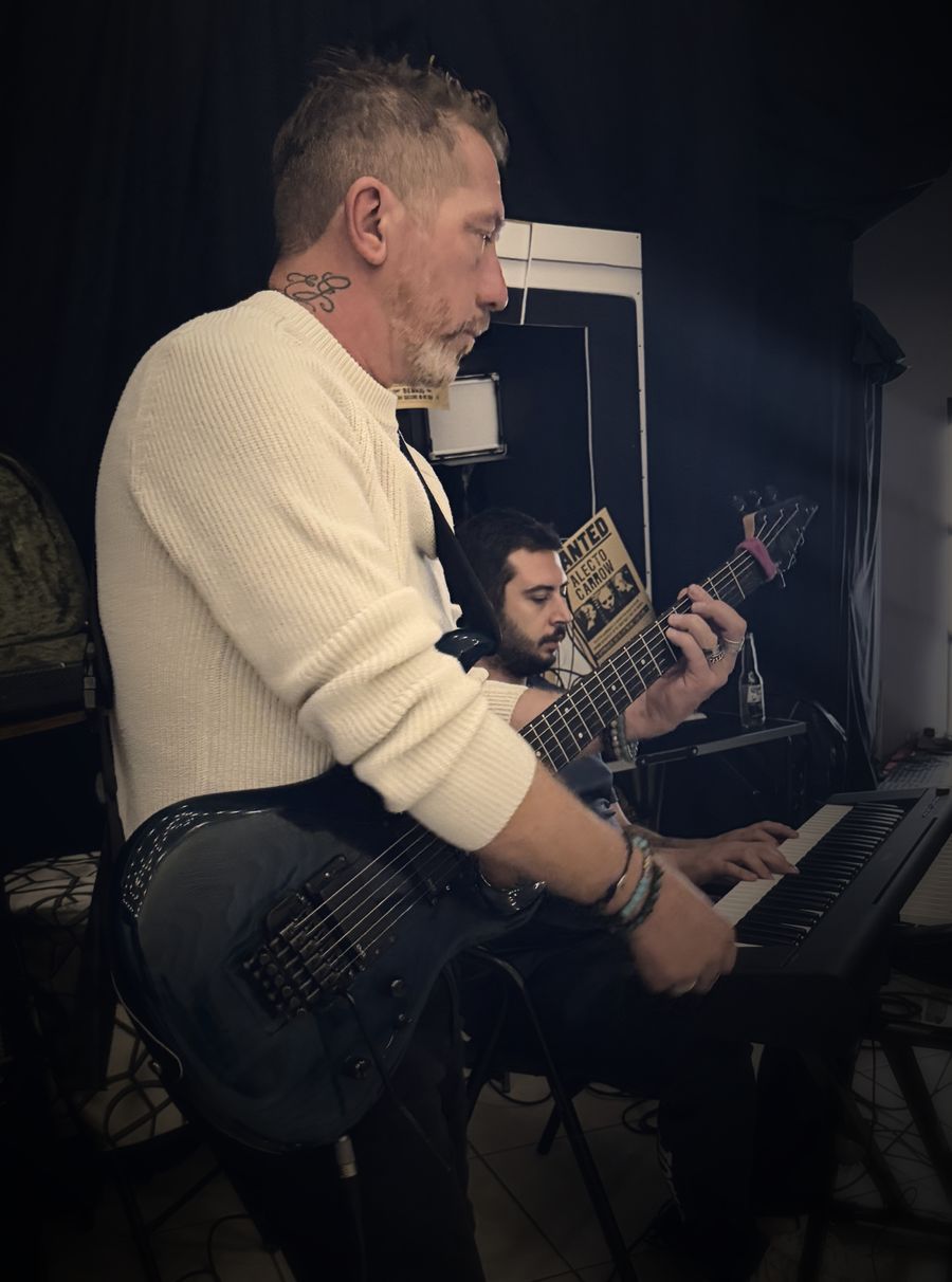 Enrico alla chitarra