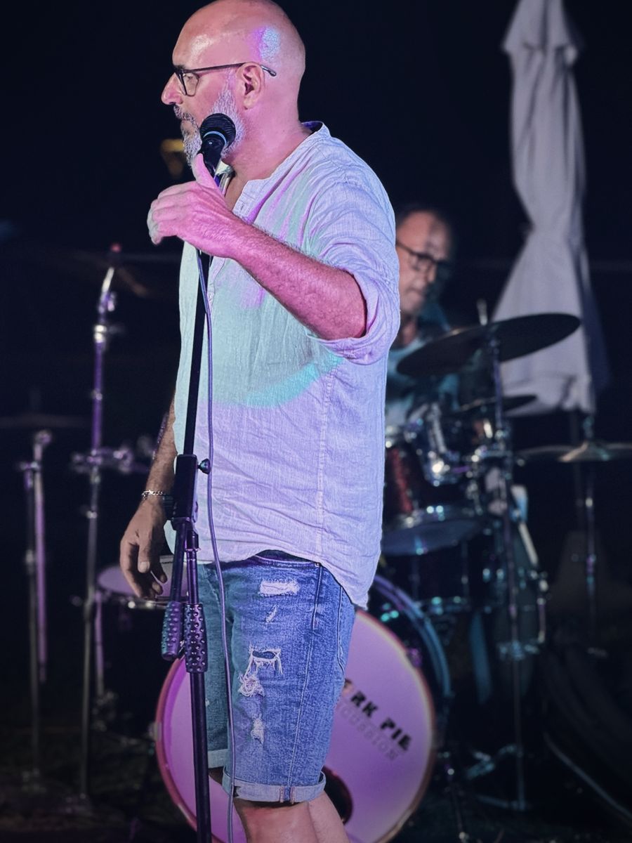 Alex Montini canta dal vivo